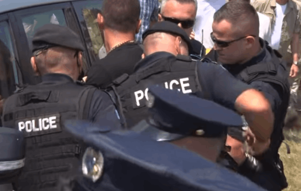 DIVLJANJE KOSOVSKE POLICIJE NA GAZIMESTANU ZA VIDOVDAN: Uhapsili mladića koji je BRANIO MONAHINJU! (VIDEO)